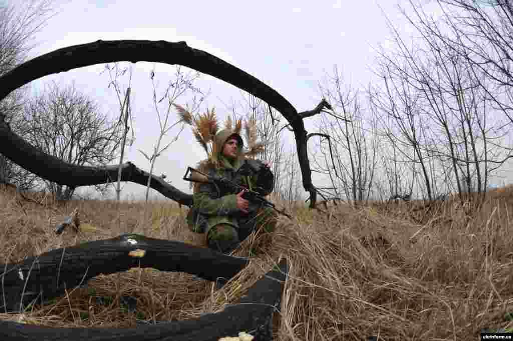 Боєць АТО під час спостереження за ворогом у &laquo;сірій зоні&raquo;, Донецька область, березень 2016 року