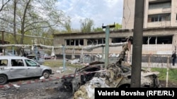 Наслідки попередньої російської атаки у Дніпрі, 17 квітня 2025 року 