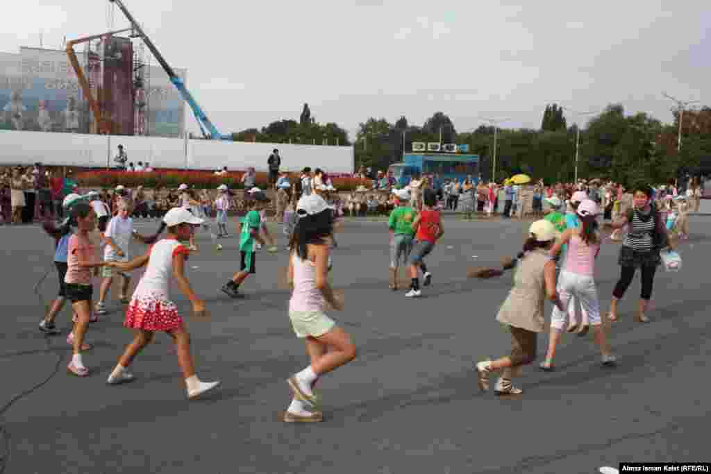 Школьники танцуют.