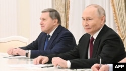 Президент России Владимир Путин (справа)