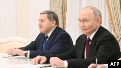 Presidenti rus Vladimir Putin (djathtas), i shoqëruar nga këshilltar i vet, Yury Ushakov, merr pjesë në një takim me delegatët amerikanë në Kremlin, në Moskë, 2 dhjetor.