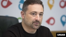 Раніше рішення керівника «Укрпошти» випустити марку 23 лютого, коли «День захисника вітчизни» відзначають у Росії, викликало критику, зокрема, з боку Міністерства оборони і Генштабу ЗСУ