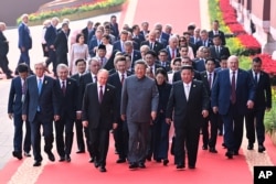 Владимир Путин, Си Цзиньпин и Ким Чен Ын в сопровождении других иностранных лидеров в Пекине. 3 сентября 2025 года