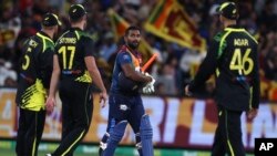 تصویر: اعضای تیم کریکت آسترالیا و یک بازیکن تیم سریلانکا 