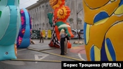 Фігури інсталяції «CHIAOZZA» у кілька разів перевищують людський зріст, Київ, вересень 2025 рік