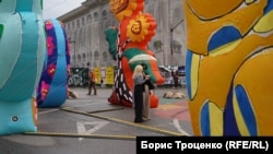 Фігури інсталяції CHIAOZZA у кілька разів перевищують людський зріст. Київ, вересень 2025 року