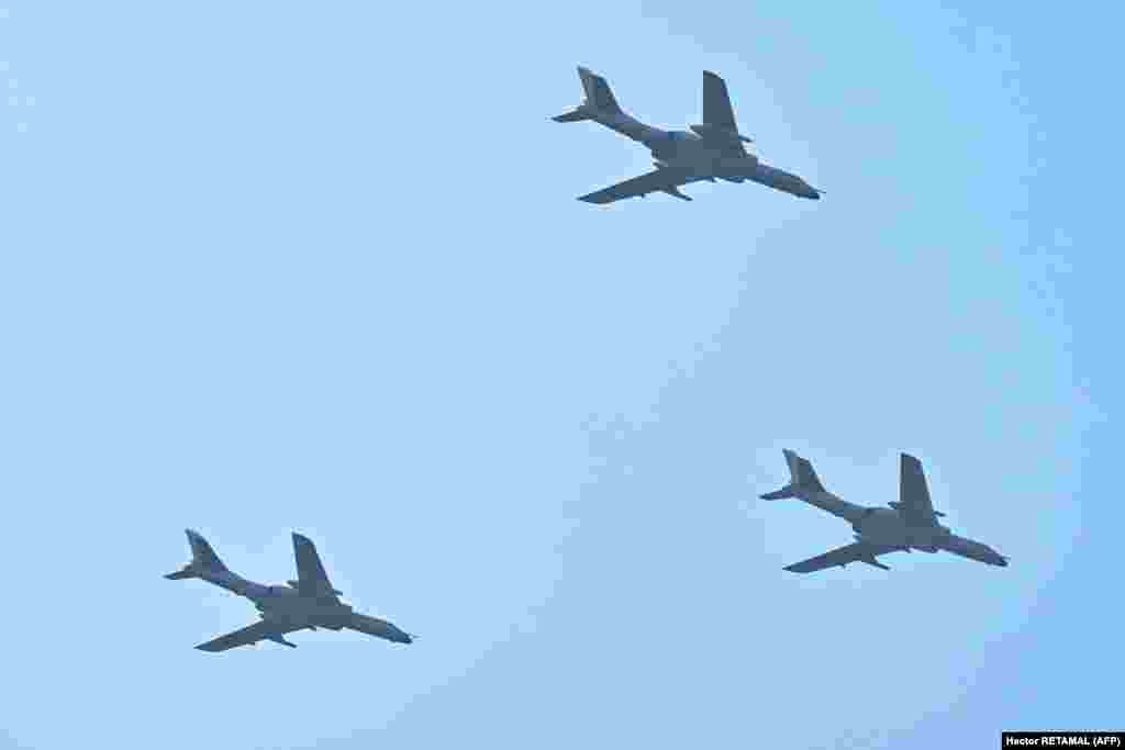 Літаки H-6 на параді в Пекіні. Експерти вважають їх застарілими: вони є ліцензійною копією радянського реактивного бомбардувальника Ту-16, який в Росії був знятий із озброєння в 1990-х