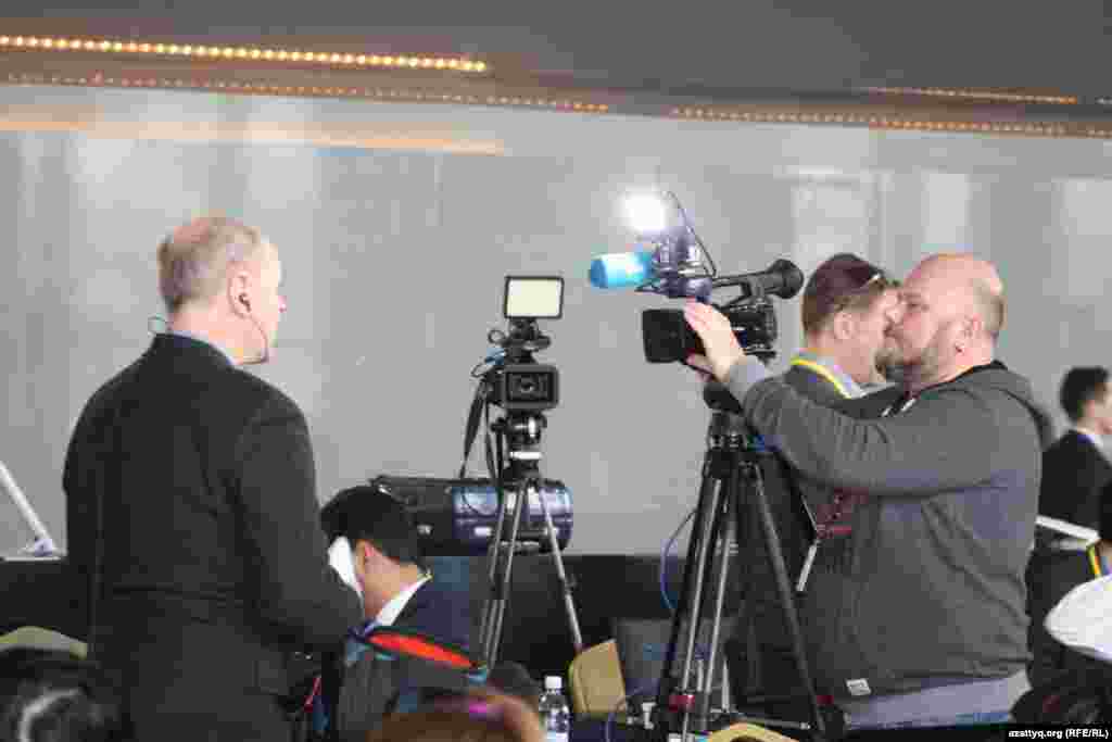 Журналисты во время работы в пресс-центре.