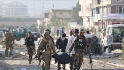 نیروهای امنیتی افغان پس از انفجار امزوز در کابل، در حال کمک‌رسانی به زخمیان ، 13 نوامبر 2019