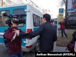 Невідомий чоловік перешкоджає операторові Радіо Азаттик Рінатові Фазилбаєву вести зйомку. Алмати, 22 березня 2019 року