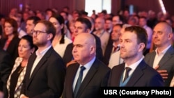  Congresul USR de validare a președintelui Dominic Fritz. Invitați speciali: Salome Zurabișvili, prima femeie președinte al Georgiei (stânga) și Ilie Bolojan, premier desemnat. Cei doi sunt flancați de Dominic Fritz (stânga) și Cătălin Drulă (dreapta).