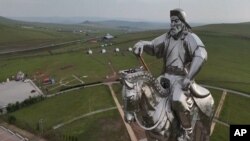 Барои cохтани муҷассама 250 тонна фӯлод сарф шудааст. 