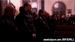 Գյումրեցիները Սուրբ Նշան եկեղեցում, ուր տեղափոխվել են Ավետիսյանների աճյունները, 15-ը հունվարի, 2014թ․