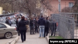 Черга біля військкомату, Сімферополь, 1 квітня 2015 року