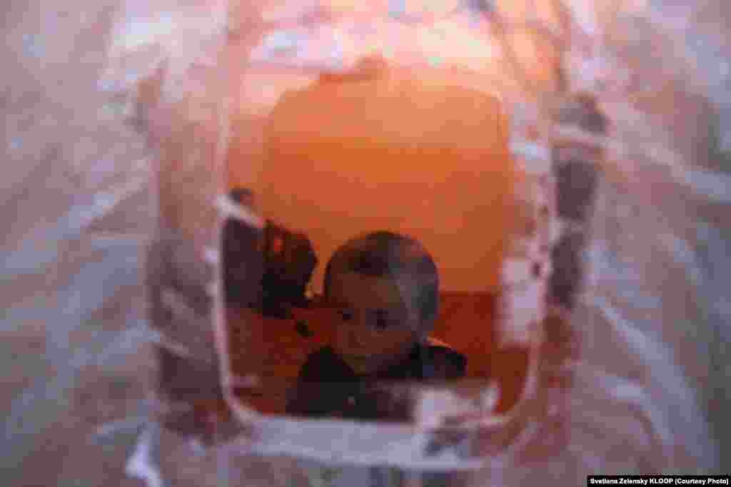 Курбанбек- самый младший житель села Зеравшан. В свои четыре года он несколько раз бывал в Бишкеке