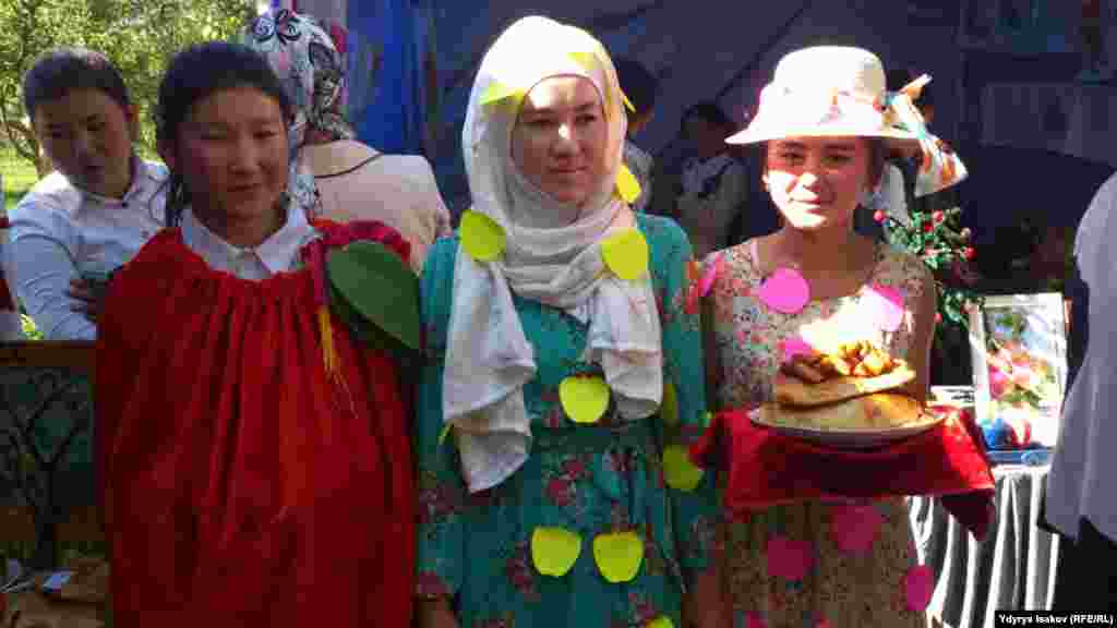 Жарманкеге катышкан окуучулар иш-чара шаңын бий кечеси менен улантууну каалашат.