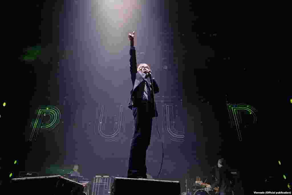 На документальную ленту&quot;Pulp: фильм о жизни, смерти и супермаркетах&quot; билеты разлетелись мгновенно. Режиссер Флориан Хабихт снимал выступление &nbsp;одной из самых знаменитых британских&nbsp;поп-групп&nbsp;&quot;Pulp&quot; в их родном Шеффилде в 2012 году. На показы фильма приехал гитарист &quot;Pulp&quot; Марк Веббер и солист Джарвис Кокер (на снимке). 