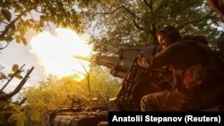 Военнослужащий 43-й отдельной артиллерийской бригады ВСУ ведет огонь из САУ 2С7 «Пион» по российским позициям на линии фронта в Донецкой области, 30 мая 2025 года