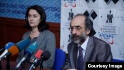 Սոնա Հովհաննիսյանը և Ստեփան Ռոստոմյանը մամուլի ասուլիսում, արխիվ։