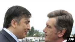 Михаил Саакашвили встретил президента Украины Виктора Ющенко как брата