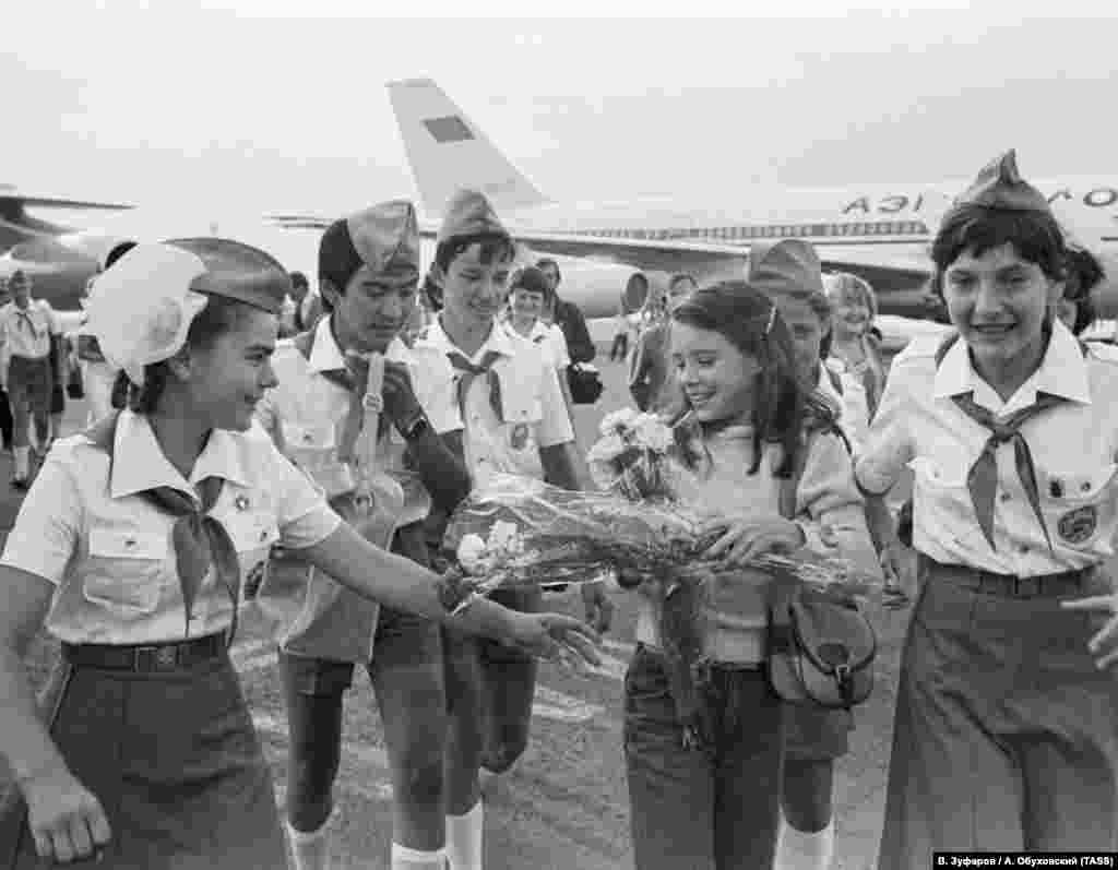 В ноябре 1982 года десятилетняя Саманта написала письмо тогдашнему генсеку ЦК КПСС Юрию Андропову. Оно было коротким и прямолинейным: &quot;Уважаемый мистер Андропов, Меня зовут Саманта Смит. Мне десять лет. Поздравляю Вас с Вашей новой работой. Я очень беспокоюсь, не начнётся ли ядерная война между Россией и Соединенными Штатами. Вы собираетесь проголосовать за начало войны или нет? Если Вы против войны, скажите, пожалуйста, как Вы собираетесь помочь предотвратить войну? Вы, конечно, не обязаны отвечать на мой вопрос, но я бы хотела получить ответ. Почему Вы хотите завоевать весь мир или, по крайней мере, нашу страну? Бог создал мир, чтобы мы жили вместе и заботились о нем, а не завоёвывали его. Пожалуйста, давайте сделаем, как он хочет, и каждый будет счастлив&quot;