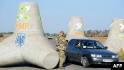 Боєць батальйону «Азов» на блокпості біля Маріуполя