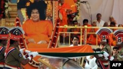 Полицейские накрывают индийским флагом гроб с Саи Бабой. Путтапарти, 27 апреля 2011 года.