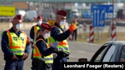 Угорські поліцейські на угорсько-австрійському кордоні, який закрили для запобігання поширенню коронавірусної інфекції, 18 березня 2020 року