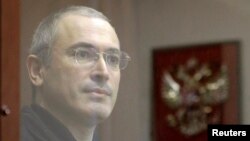 Михаил Ходорковский: за стеклом от правосудия. Фото 2010 года