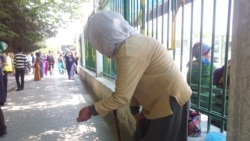 Türkmen polisiýasy dilegçiler we zibil dörýänler bilen 'göreşýär', olaryň köpüsi çagalar we aýallar