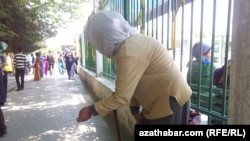 Aşgabadyň 'Teke bazarynyň' öňünde dilegçilik edýän bir aýal (arhiw suraty)