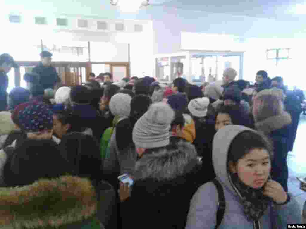 Толпа студентов на участке 1060 КНУ им Ж. Баласагына. Все ждут. Фото Риты Карасартовой