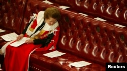 Баронеса Маргарет Тетчер у Палаті лордів у 2002 році читає порядок денний засідання в очікуванні промови королеви
