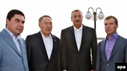 Türkmenistanyň prezidenti Gurbanguly Berdimuhamedow (çepde), Gazagystanyň prezidenti Nursoltan Nazarbaýew (çepden 2-nji), Azerbeýjanyň prezidenti Ylham Aliýew (sagdan 2-nji) we Orsýetiň prezidenti Dimitriý Medwedew (sagda) Aktauda, 11-nji sentýabr, 2009 ý