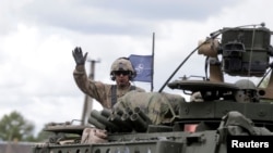 АКШ жоокери Литва-Латвия чек арасындагы тактикалык жүрүш учурунда. 6-июнь, 2016-жыл.