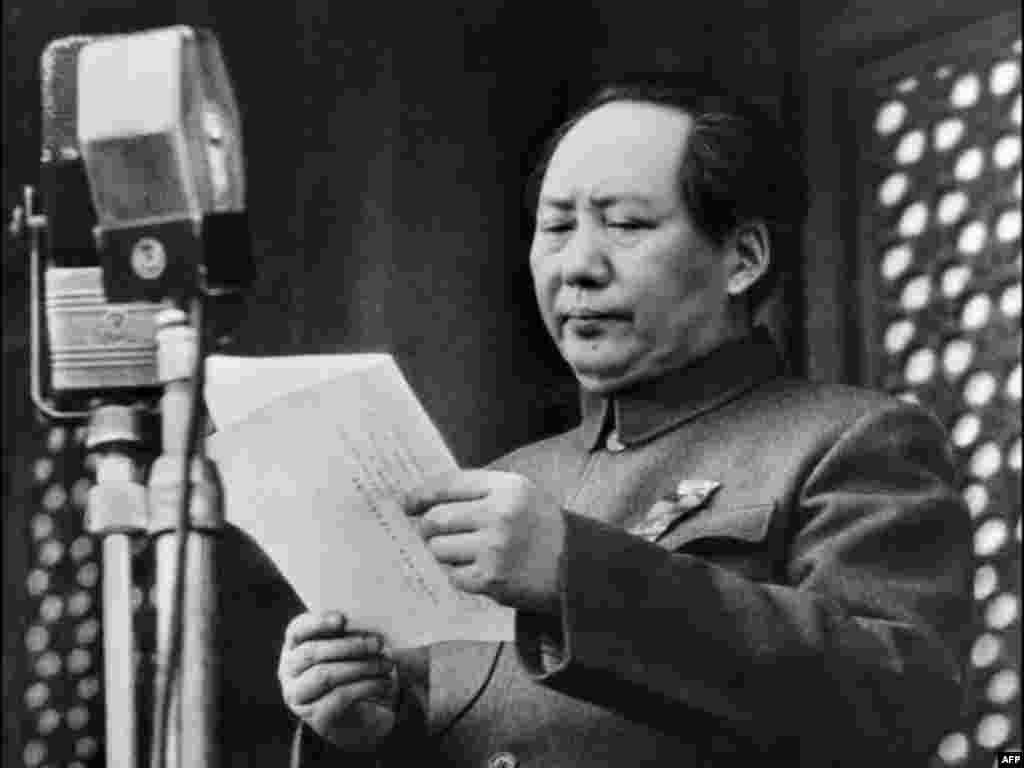 Мао Цзэдун объявляет об основании Китайской Народной Республики &ndash; 1 октября 1949 года