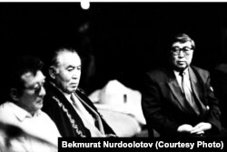 Бексултан Жакиев, Азамат Алтай жана Ысык-Көл облусунун ошол кездеги губернатору Жумагул Сааданбеков. 1995-жылдын 12-сентябры. Сүрөттүн автору Бекмурат Нурдөөлөтов.
