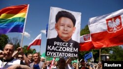 Демонстранттар Ярослав Качиьнскини диктаторго, Түндүк Корея лидери Ким Чен Ынга теңешти.