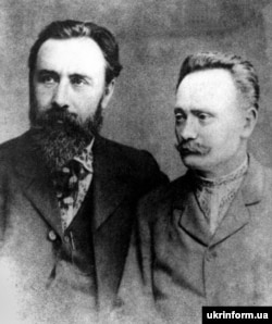 Борис Грінченко, український письменник, громадський діяч (ліворуч), та Іван Франко, видатний український поет, громадський діяч. Львів. 1903 рік. Репродукція. Із фондів «Укрінформу»