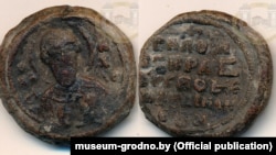 Cьвінцовую пячатку, якая, верагодна, належала вялікаму кіеўскаму князю Ўладзімеру Манамаху, знайшлі ў 2019 годзе падчас раскопак у Новым замку Горадні