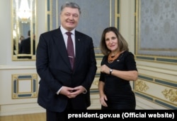 Президент України Петро Порошенко і міністр закордонних справ Канади Христя Фріланд. Київ, 21 грудня 2017 року
