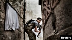 Сирийский повстанец в бою. Фото Фабио Буччарелли (Италия), получившее в этом году один из призов конкурса World Press Photo