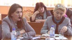 Пулт дар дасти бинанда аст. Нахост, шуморо намебинад