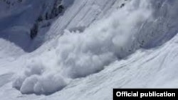 Тоолуу жолдогу көчкү. Иллюстрациялык сүрөт.