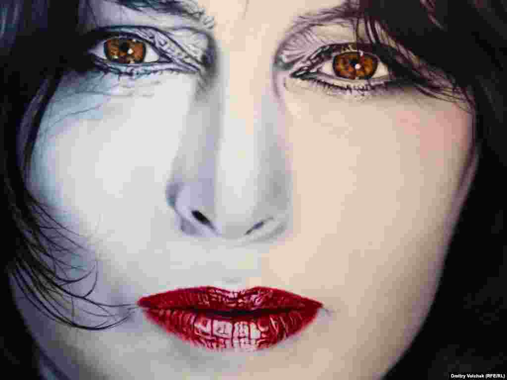 40 лет назад умерла великая Анна Маньяни. В фестивальном центре проходит выставка &quot;Портреты Анны&quot;, а это картина в витрине сувенирной лавки