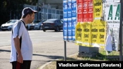 Moldovada parlament seçkiləri ərəfəsində təşviqat plakatları.