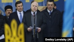 Революція гідності. Американський сенатор Джон Маккейн виступає на майдані Незалежності в Києві, 15 грудня 2013 року