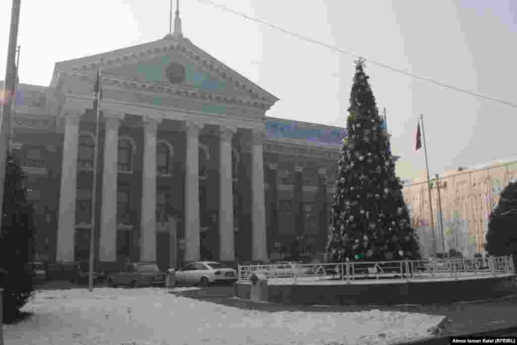 Праздничная елка у мэрии в Бишкеке. 