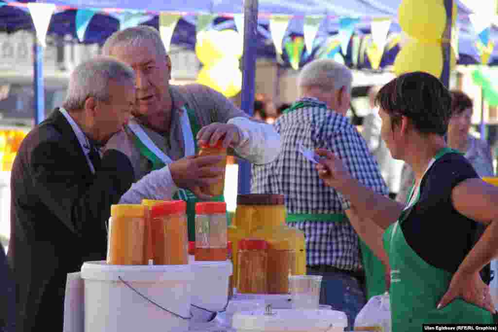 Жармаңкеге коюлган балдын килограммы орточо 250 сомдон сатылууда. Эмгек ардагерлери үчүн жеңилдиктер каралган. 