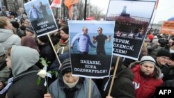 Плакаты на митинге против фальсификации итогов выборов